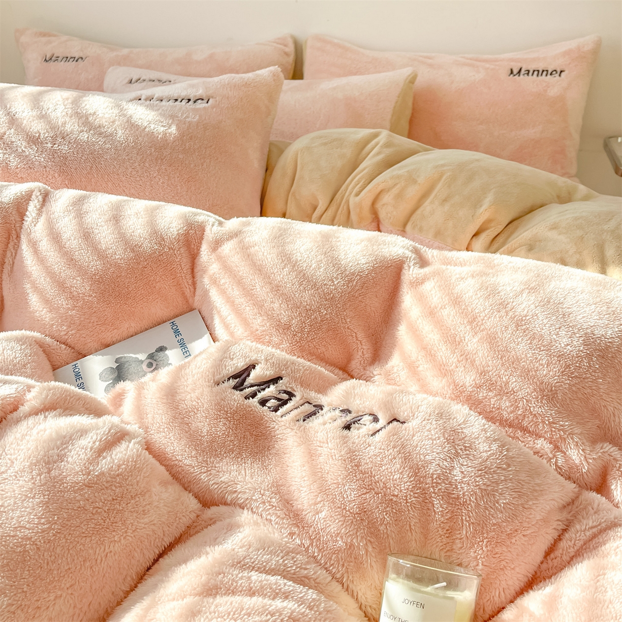 91家纺网 家纺一手货源 找家纺 梦幻之城 2025新款牛奶绒刺绣四件套-凯勒系列B款 凯勒-暖心粉+香槟色
