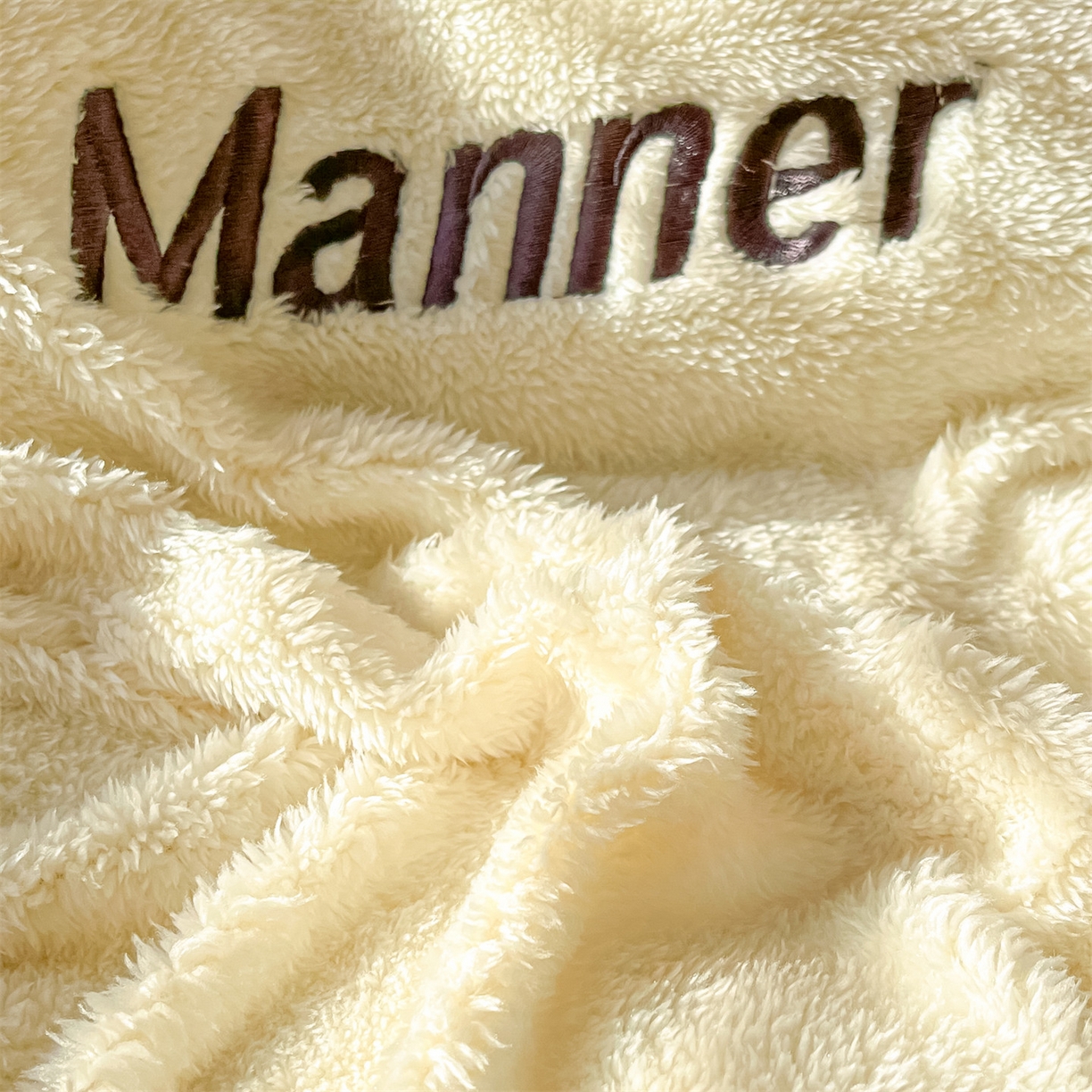 91家纺网 家纺一手货源 找家纺 梦幻之城 2025新款牛奶绒刺绣四件套-凯勒系列B款 凯勒-奶芋色+星辰灰