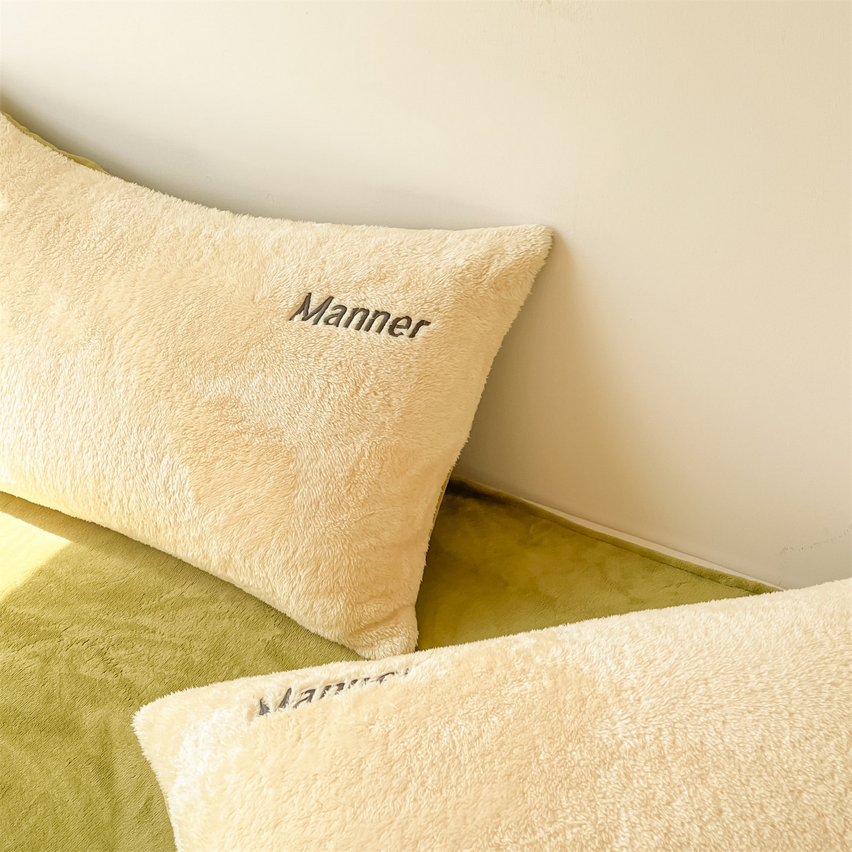 91家纺网 家纺一手货源 找家纺 梦幻之城 2025新款牛奶绒刺绣四件套-凯勒系列B款 凯勒-暖黄+苹果绿