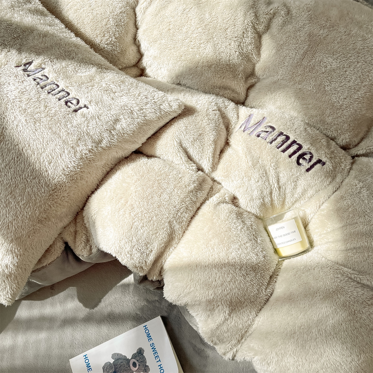 91家纺网 家纺一手货源 找家纺 梦幻之城 2025新款牛奶绒刺绣四件套-凯勒系列B款 凯勒-香草灰+经典灰