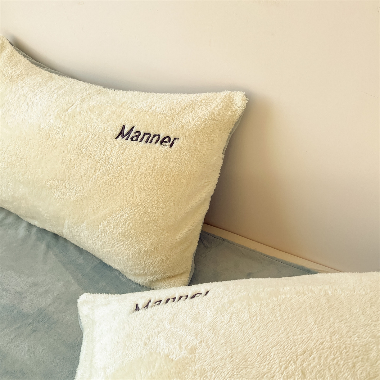 91家纺网 家纺一手货源 找家纺 梦幻之城 2025新款牛奶绒刺绣四件套-凯勒系列B款 凯勒-奶芋色+星辰灰