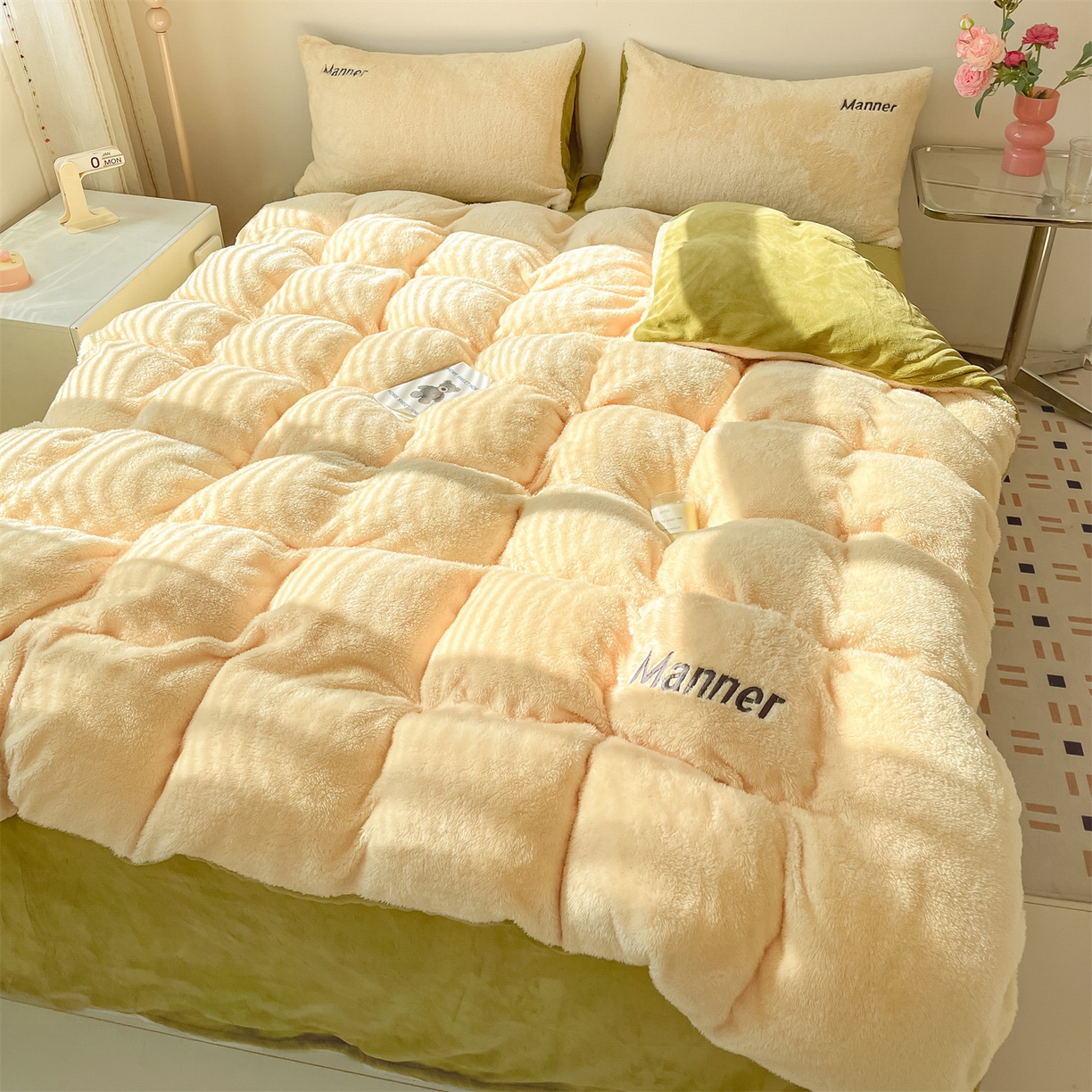 91家纺网 家纺一手货源 找家纺 梦幻之城 2025新款牛奶绒刺绣四件套-凯勒系列B款 凯勒-暖黄+苹果绿