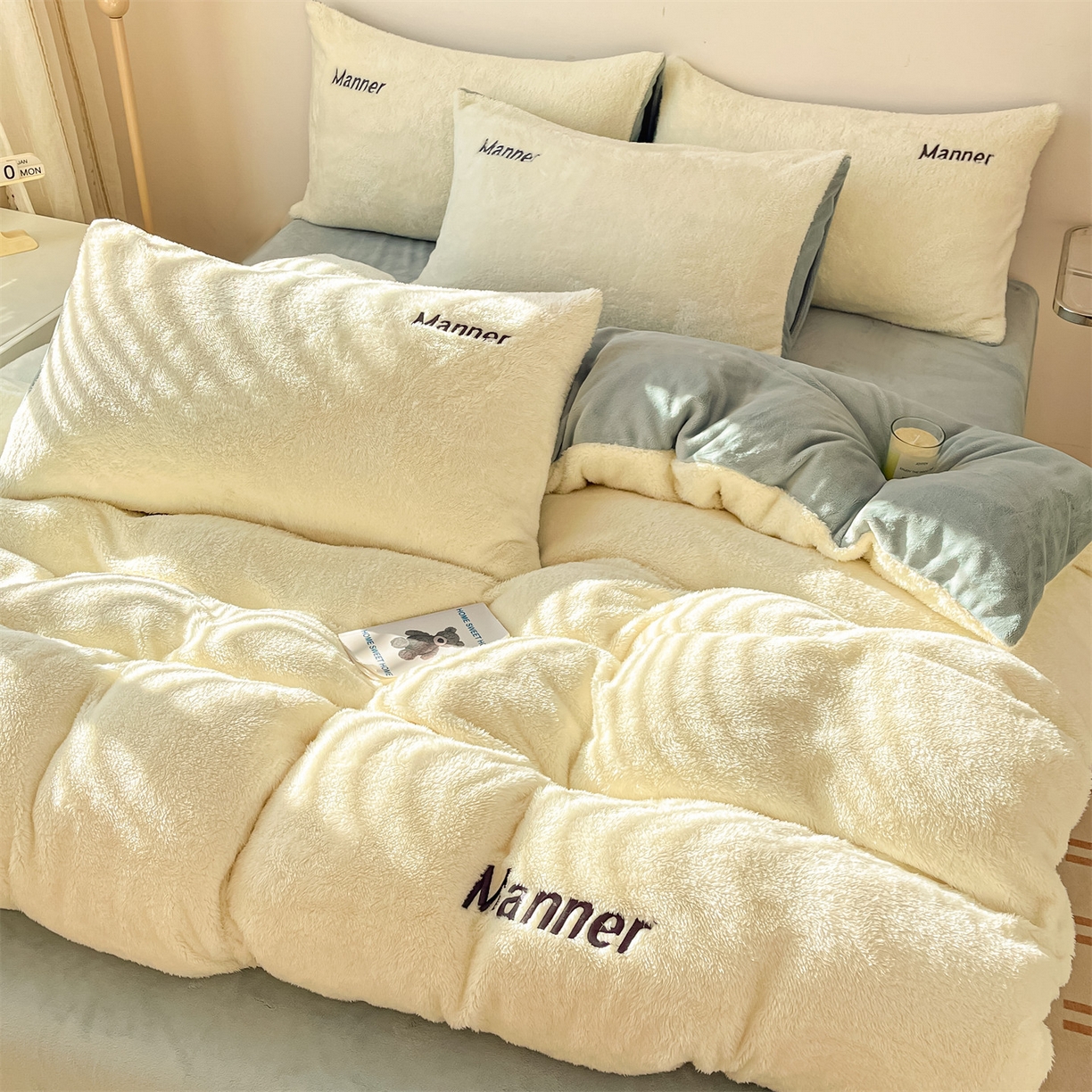 91家纺网 家纺一手货源 找家纺 梦幻之城 2025新款牛奶绒刺绣四件套-凯勒系列B款 凯勒-奶芋色+星辰灰