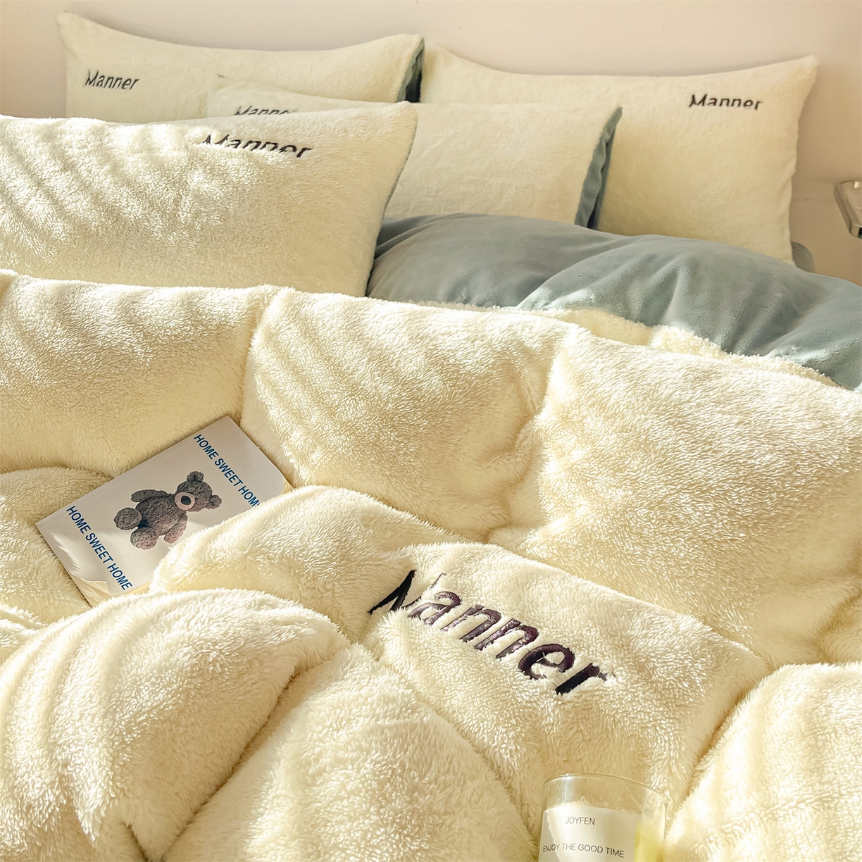 91家纺网 家纺一手货源 找家纺 梦幻之城 2025新款牛奶绒刺绣四件套-凯勒系列B款 凯勒-奶芋色+星辰灰
