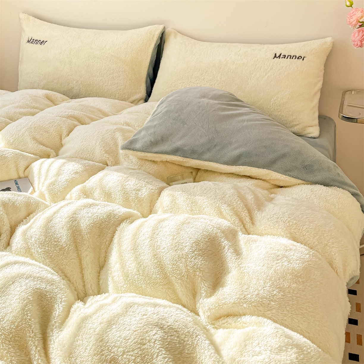 91家纺网 家纺一手货源 找家纺 梦幻之城 2025新款牛奶绒刺绣四件套-凯勒系列B款 凯勒-奶芋色+星辰灰