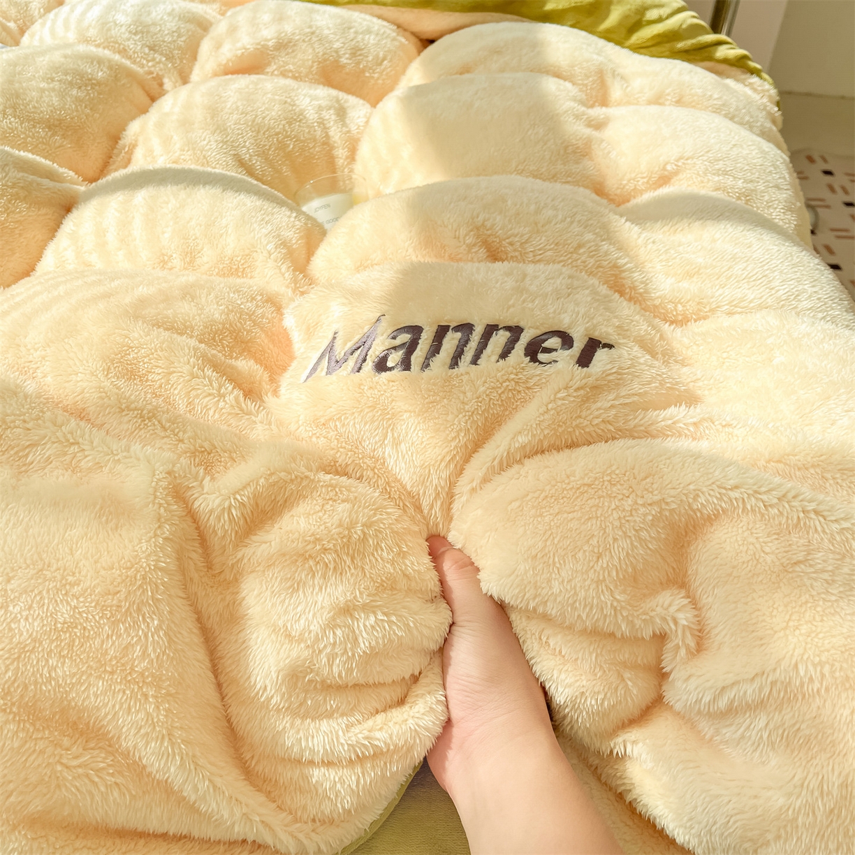 91家纺网 家纺一手货源 找家纺 梦幻之城 2025新款牛奶绒刺绣四件套-凯勒系列B款 凯勒-暖黄+苹果绿