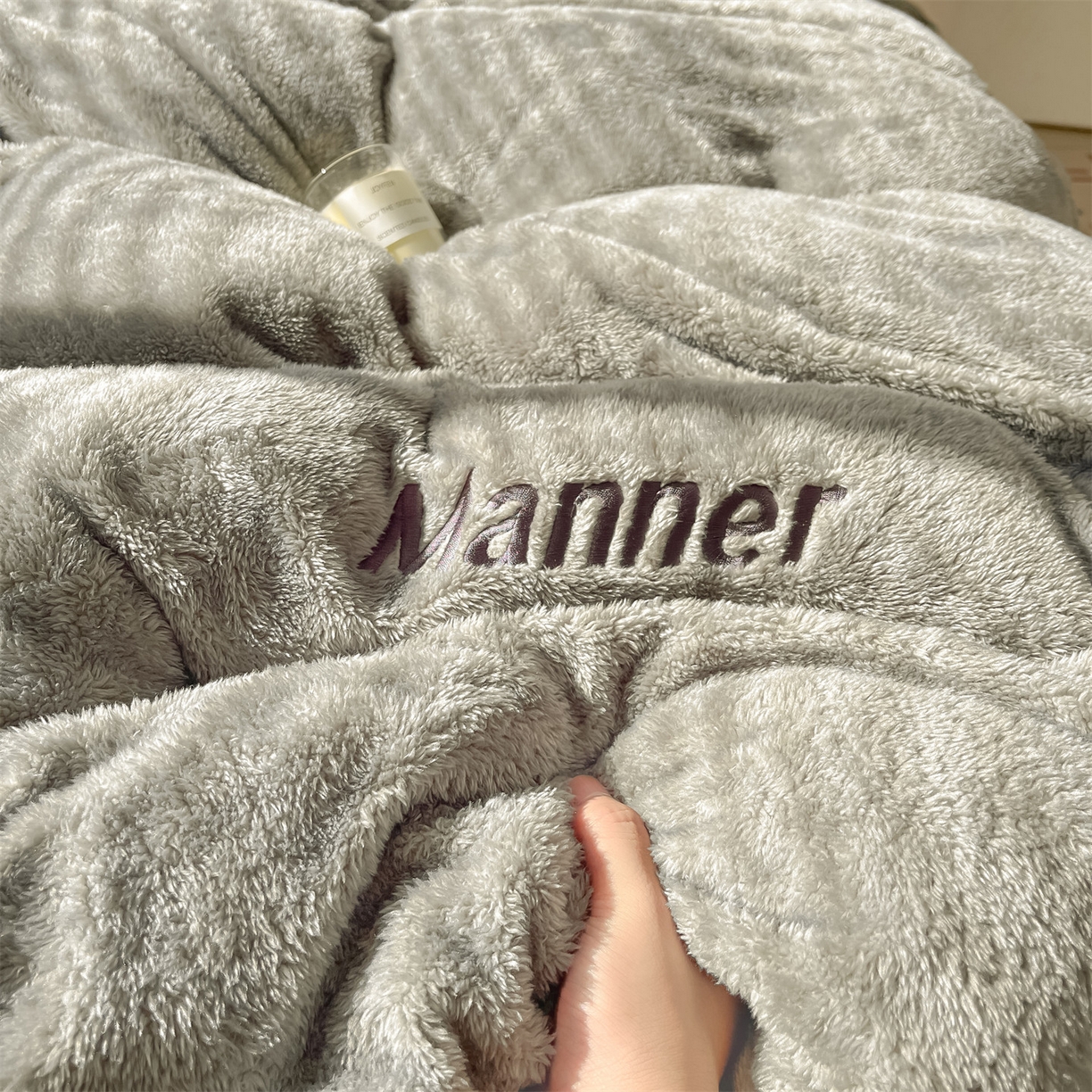 91家纺网 家纺一手货源 找家纺 梦幻之城 2025新款牛奶绒刺绣四件套-凯勒系列B款 凯勒-经典灰+香草灰