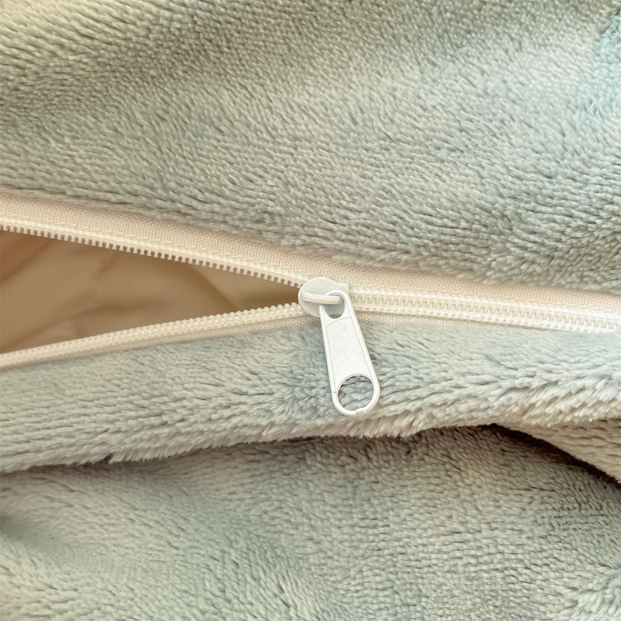 91家纺网 家纺一手货源 找家纺 梦幻之城 2025新款牛奶绒刺绣四件套-凯勒系列B款 凯勒-奶芋色+星辰灰