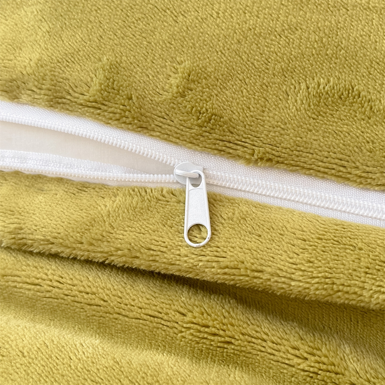 91家纺网 家纺一手货源 找家纺 梦幻之城 2025新款牛奶绒刺绣四件套-凯勒系列B款 凯勒-暖黄+苹果绿