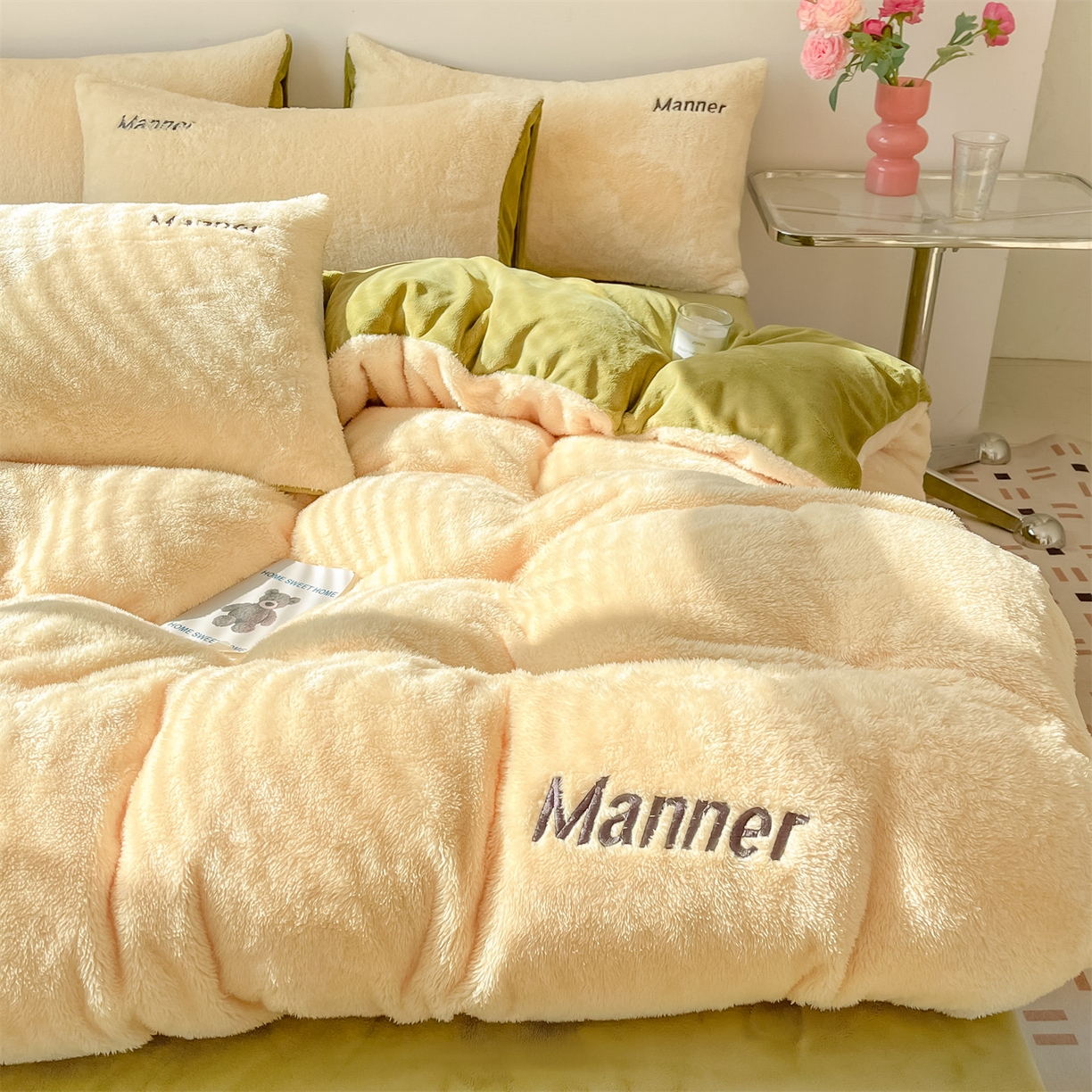 91家纺网 家纺一手货源 找家纺 梦幻之城 2025新款牛奶绒刺绣四件套-凯勒系列B款 凯勒-暖黄+苹果绿