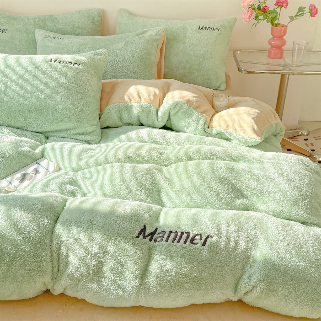 91家纺网 家纺一手货源 找家纺 梦幻之城 2025新款牛奶绒刺绣四件套-凯勒系列B款 凯勒-清澈蓝+香槟色