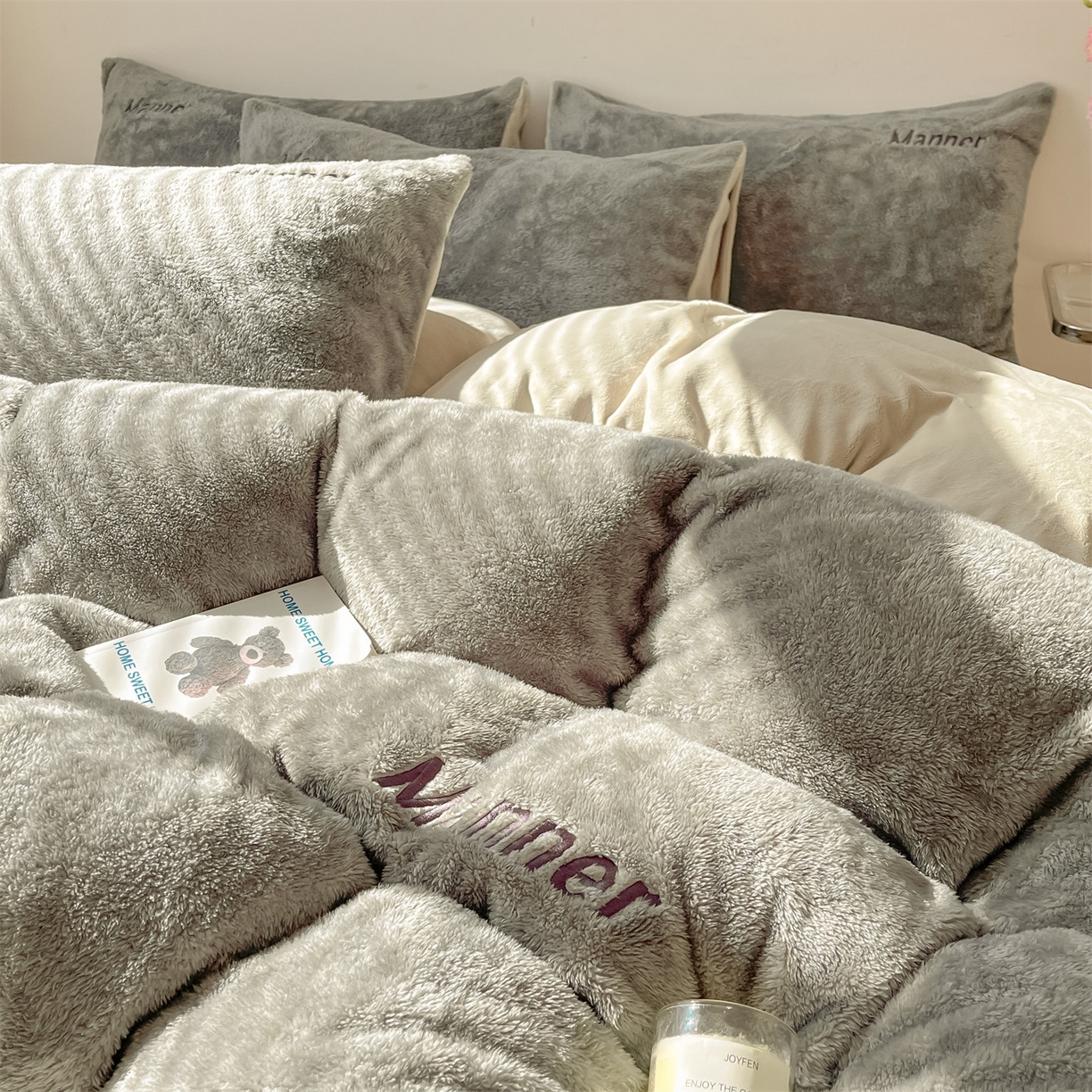 91家纺网 家纺一手货源 找家纺 梦幻之城 2025新款牛奶绒刺绣四件套-凯勒系列B款 凯勒-经典灰+香草灰