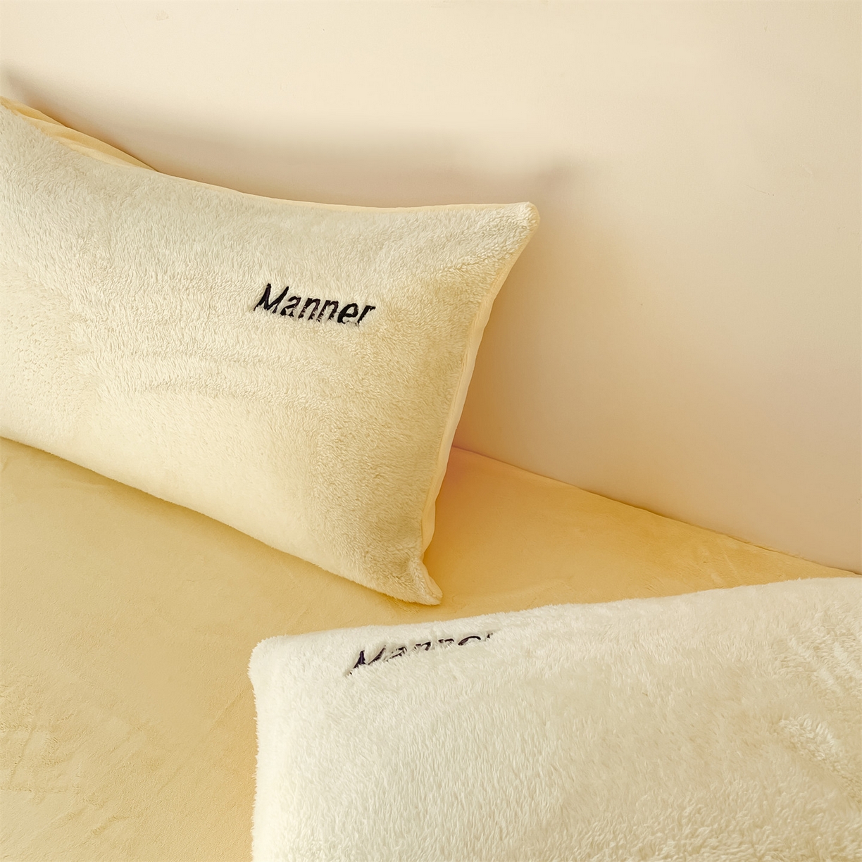 91家纺网 家纺一手货源 找家纺 梦幻之城 2025新款牛奶绒刺绣四件套-凯勒系列B款 凯勒-奶芋色+暖黄