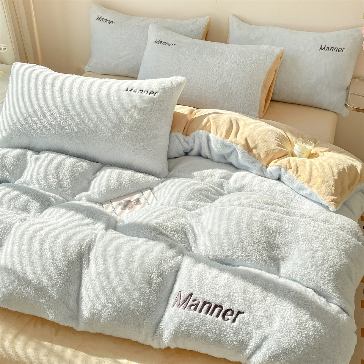 91家纺网 家纺一手货源 找家纺 梦幻之城 2025新款牛奶绒刺绣四件套-凯勒系列B款 凯勒-尼罗兰+香槟色