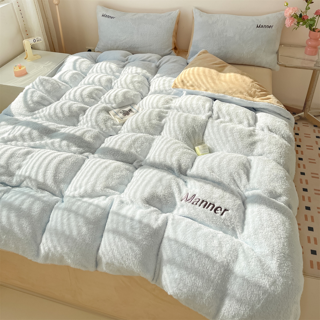 91家纺网 家纺一手货源 找家纺 梦幻之城 2025新款牛奶绒刺绣四件套-凯勒系列B款 凯勒-尼罗兰+香槟色