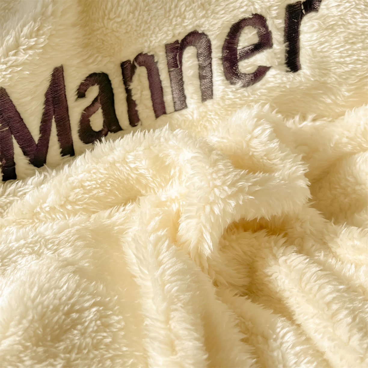 91家纺网 家纺一手货源 找家纺 梦幻之城 2025新款牛奶绒刺绣四件套-凯勒系列B款 凯勒-奶芋色+暖黄