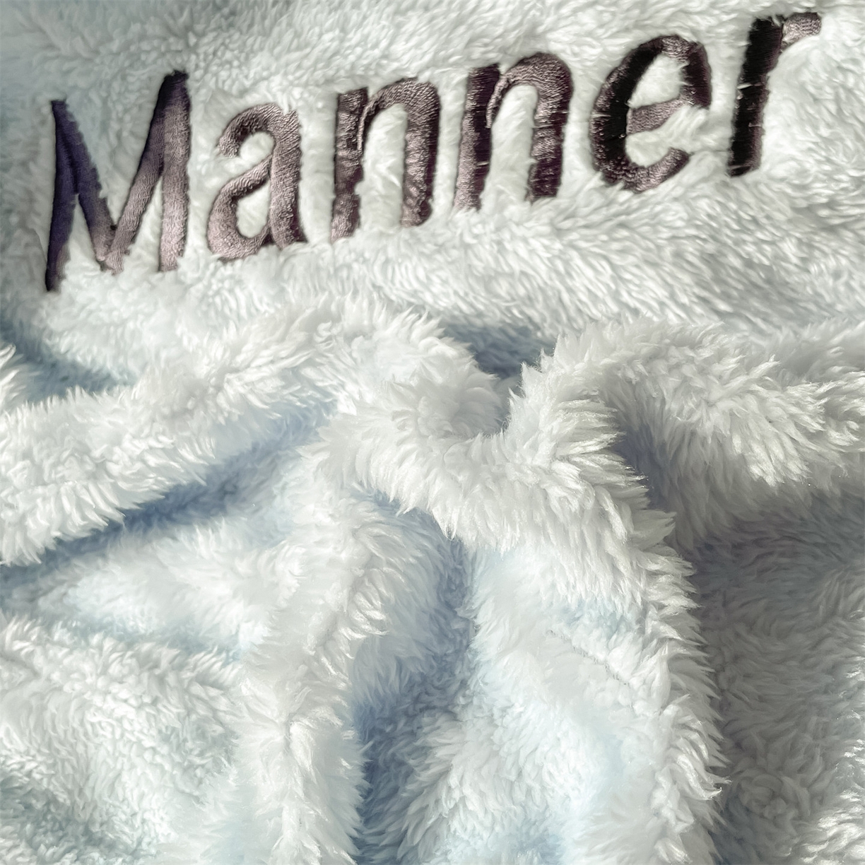 91家纺网 家纺一手货源 找家纺 梦幻之城 2025新款牛奶绒刺绣四件套-凯勒系列B款 凯勒-尼罗兰+香槟色