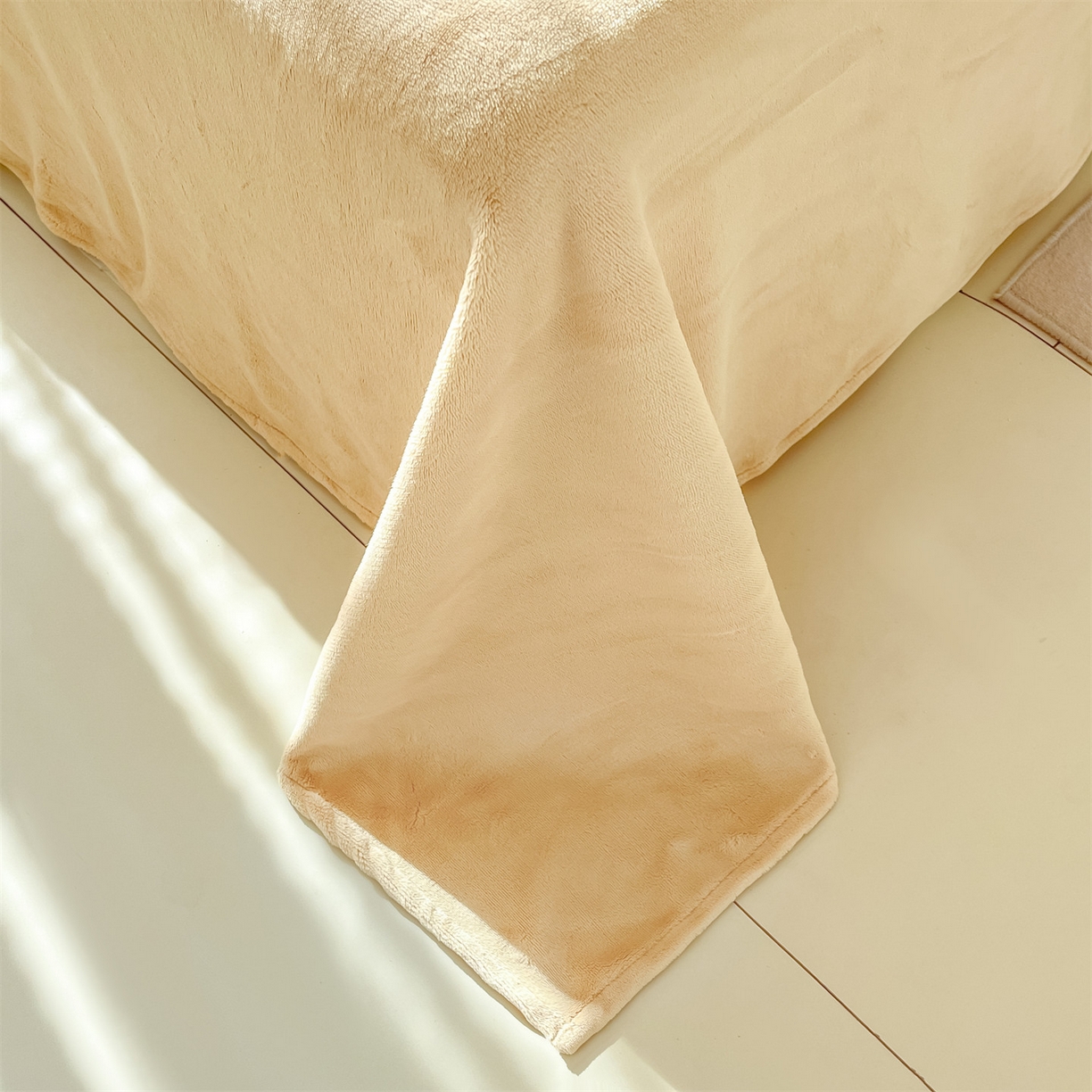 91家纺网 家纺一手货源 找家纺 梦幻之城 2025新款牛奶绒刺绣四件套-凯勒系列B款 凯勒-尼罗兰+香槟色