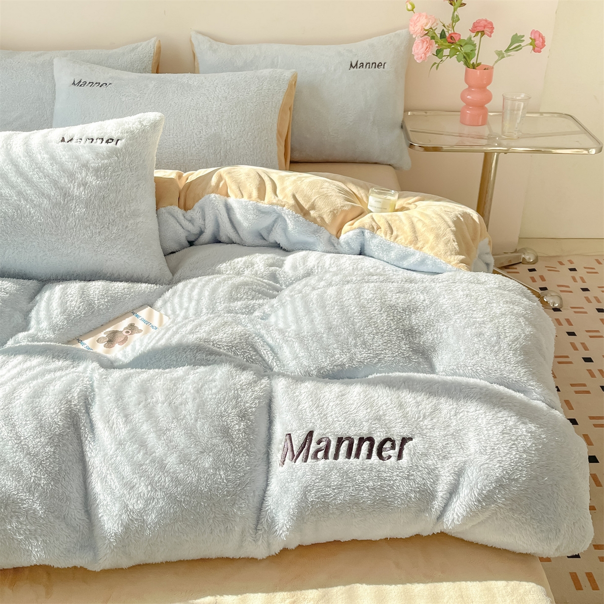 91家纺网 家纺一手货源 找家纺 梦幻之城 2025新款牛奶绒刺绣四件套-凯勒系列B款 凯勒-尼罗兰+香槟色