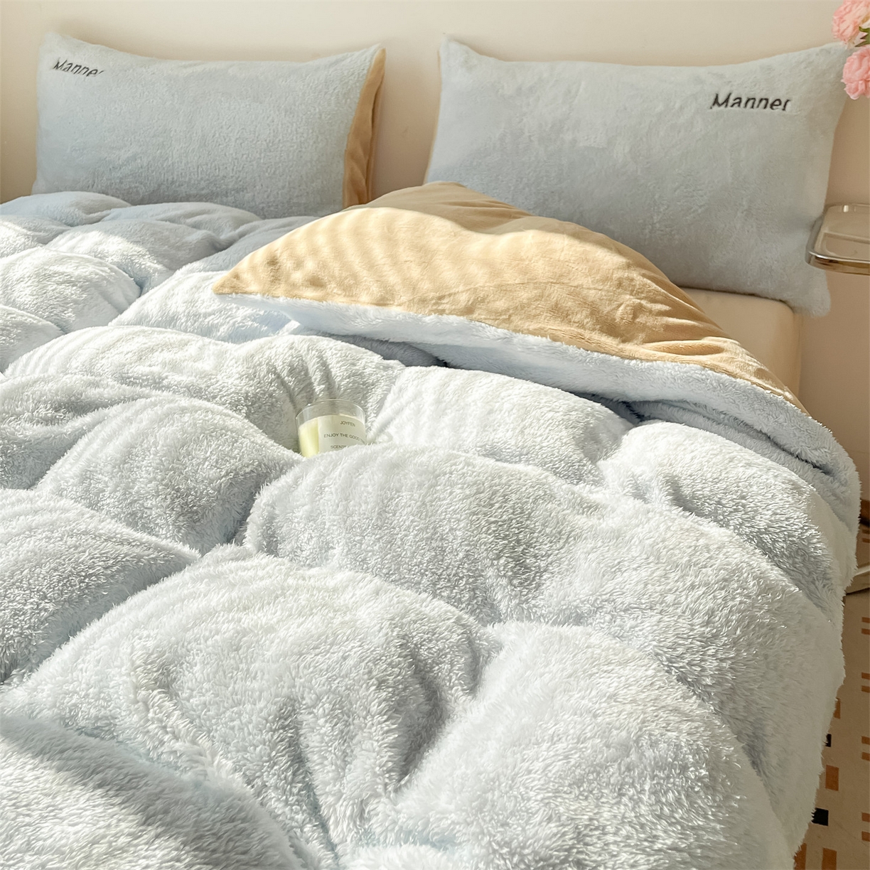 91家纺网 家纺一手货源 找家纺 梦幻之城 2025新款牛奶绒刺绣四件套-凯勒系列B款 凯勒-尼罗兰+香槟色