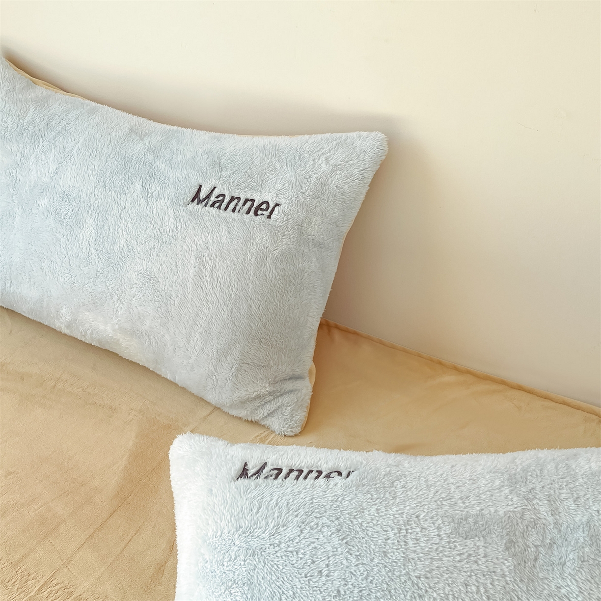 91家纺网 家纺一手货源 找家纺 梦幻之城 2025新款牛奶绒刺绣四件套-凯勒系列B款 凯勒-尼罗兰+香槟色