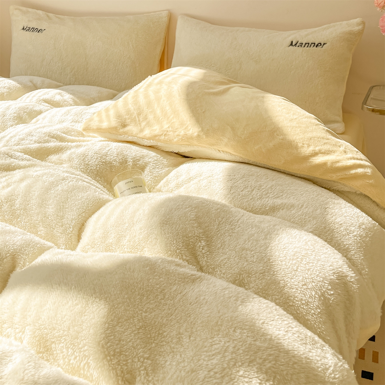 91家纺网 家纺一手货源 找家纺 梦幻之城 2025新款牛奶绒刺绣四件套-凯勒系列B款 凯勒-奶芋色+暖黄