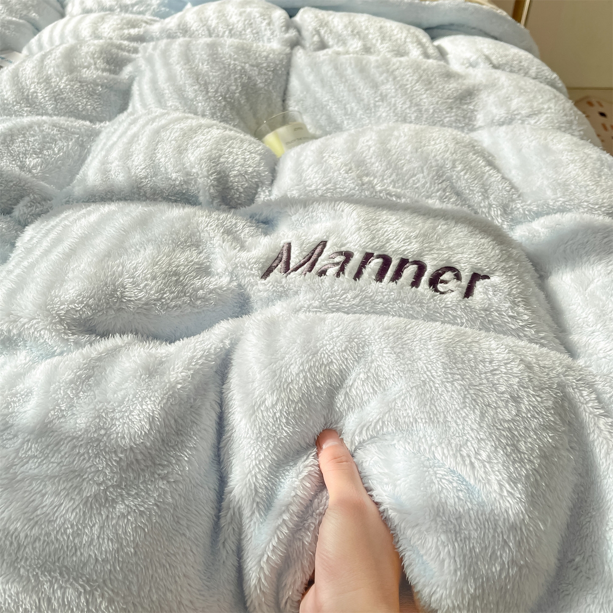 91家纺网 家纺一手货源 找家纺 梦幻之城 2025新款牛奶绒刺绣四件套-凯勒系列B款 凯勒-尼罗兰+香槟色