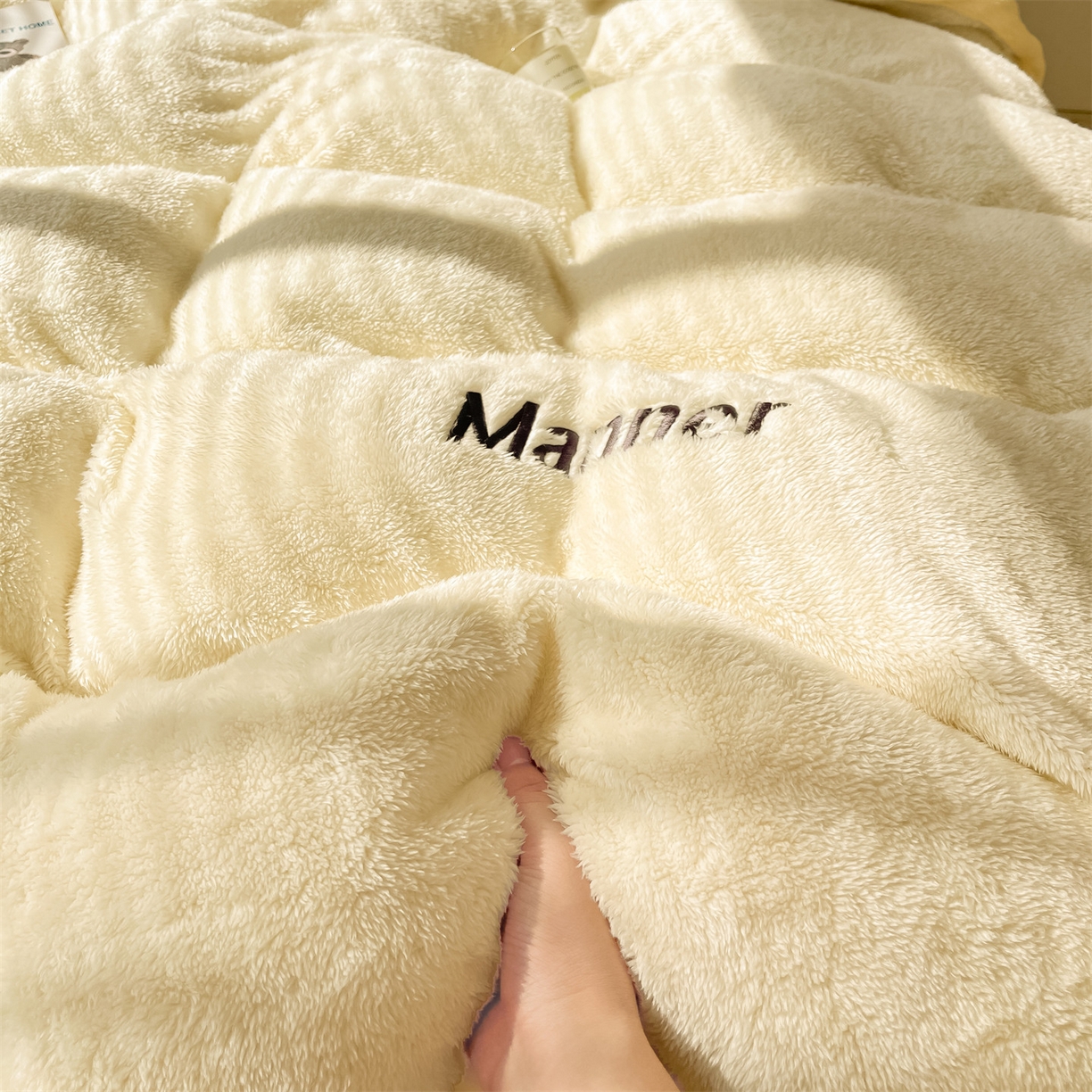 91家纺网 家纺一手货源 找家纺 梦幻之城 2025新款牛奶绒刺绣四件套-凯勒系列B款 凯勒-奶芋色+暖黄