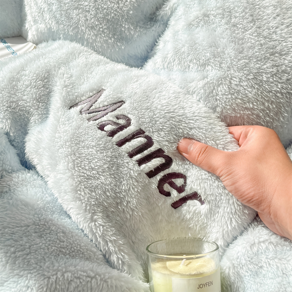 91家纺网 家纺一手货源 找家纺 梦幻之城 2025新款牛奶绒刺绣四件套-凯勒系列B款 凯勒-尼罗兰+香槟色