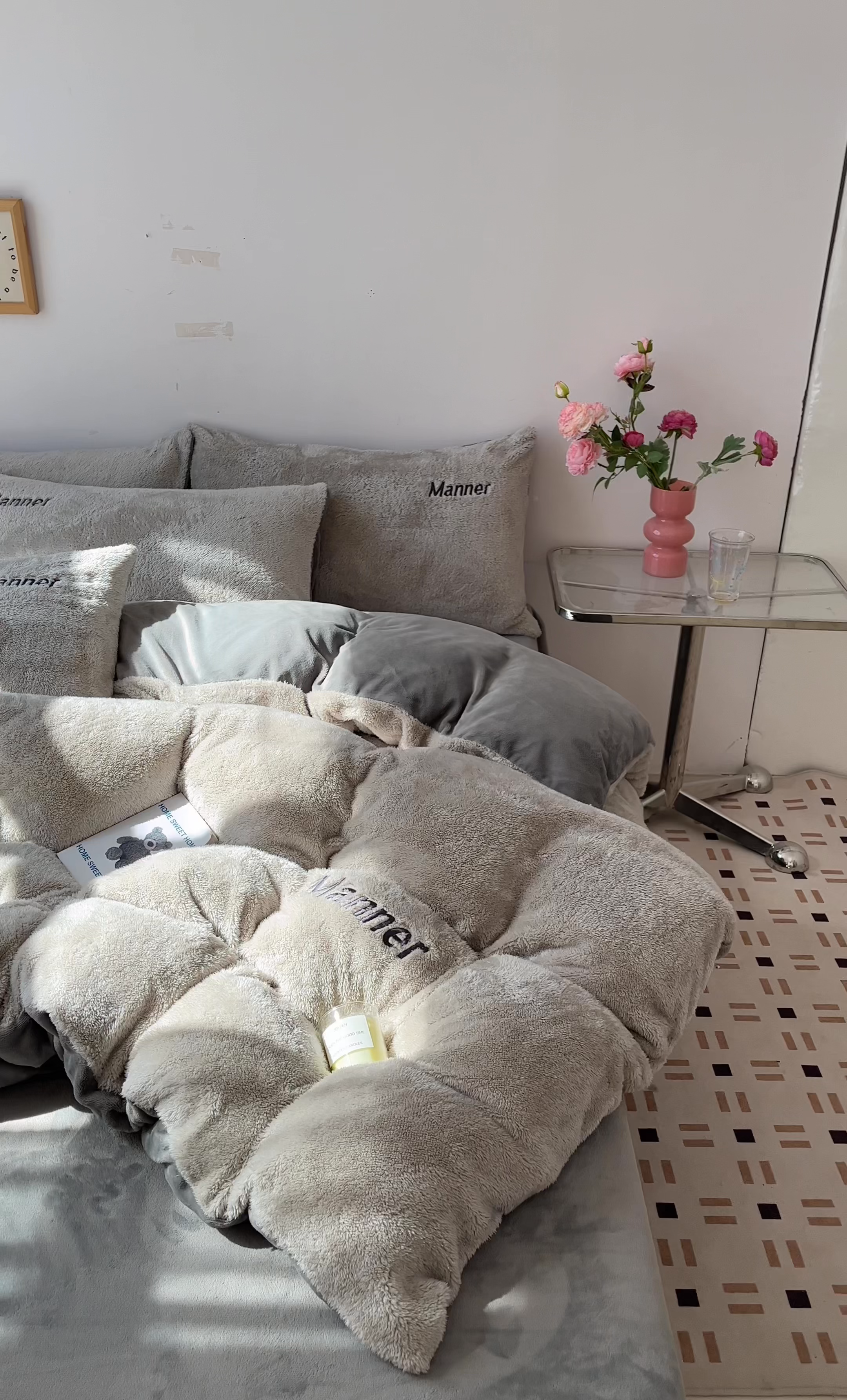 91家纺网 家纺一手货源 找家纺 梦幻之城 2025新款牛奶绒刺绣四件套-凯勒系列B款 凯勒-香草灰+经典灰