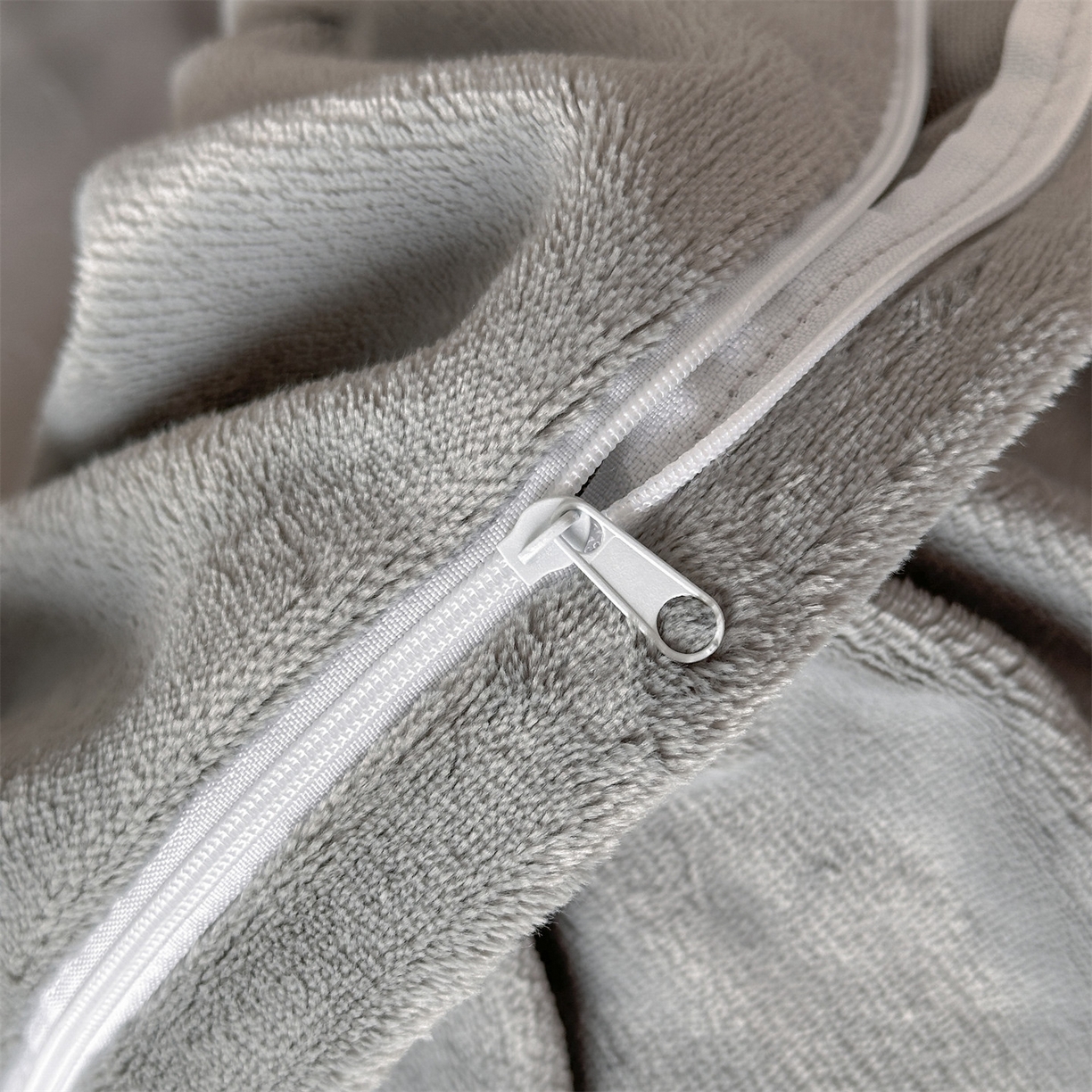 91家纺网 家纺一手货源 找家纺 梦幻之城 2025新款牛奶绒刺绣款四件套-苏缦 经典灰