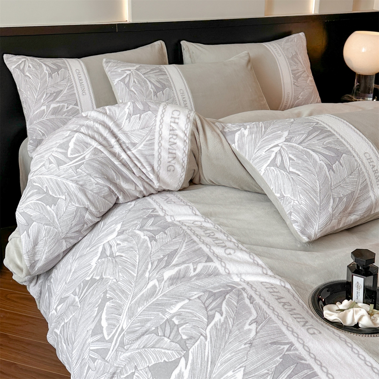 91家纺网 家纺一手货源 找家纺 梦幻之城 2025新款牛奶绒刺绣款四件套-苏缦 香草灰