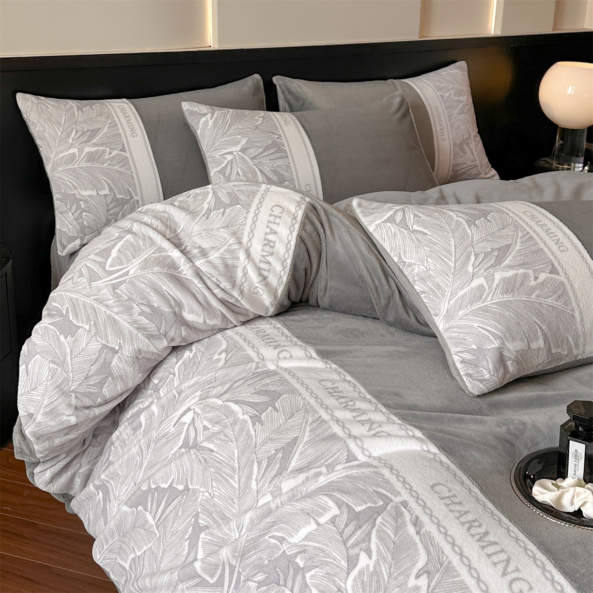 91家纺网 家纺一手货源 找家纺 梦幻之城 2025新款牛奶绒刺绣款四件套-苏缦 经典灰