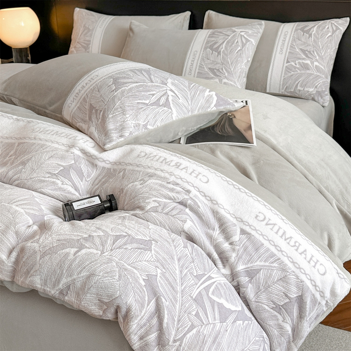 91家纺网 家纺一手货源 找家纺 梦幻之城 2025新款牛奶绒刺绣款四件套-苏缦 香草灰