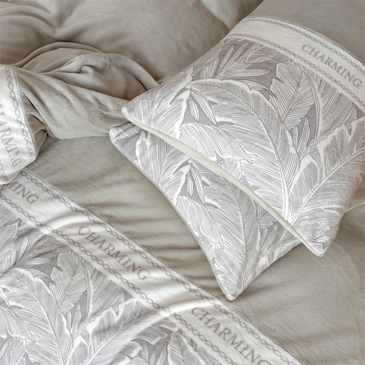 91家纺网 家纺一手货源 找家纺 梦幻之城 2025新款牛奶绒刺绣款四件套-苏缦 香草灰