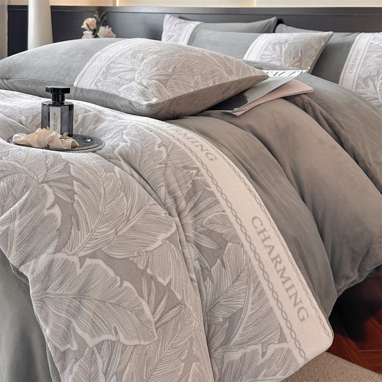 91家纺网 家纺一手货源 找家纺 梦幻之城 2025新款牛奶绒刺绣款四件套-苏缦 经典灰