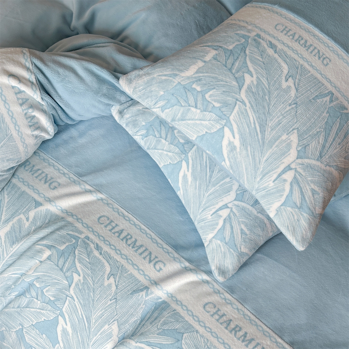 91家纺网 家纺一手货源 找家纺 梦幻之城 2025新款牛奶绒刺绣款四件套-苏缦 天空蓝