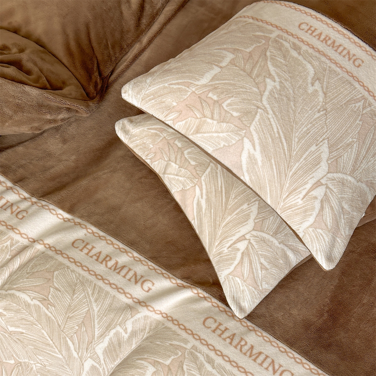 91家纺网 家纺一手货源 找家纺 梦幻之城 2025新款牛奶绒刺绣款四件套-苏缦 摩卡棕