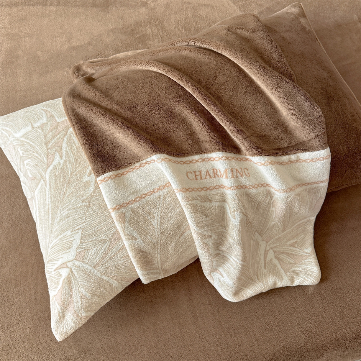 91家纺网 家纺一手货源 找家纺 梦幻之城 2025新款牛奶绒刺绣款四件套-苏缦 摩卡棕