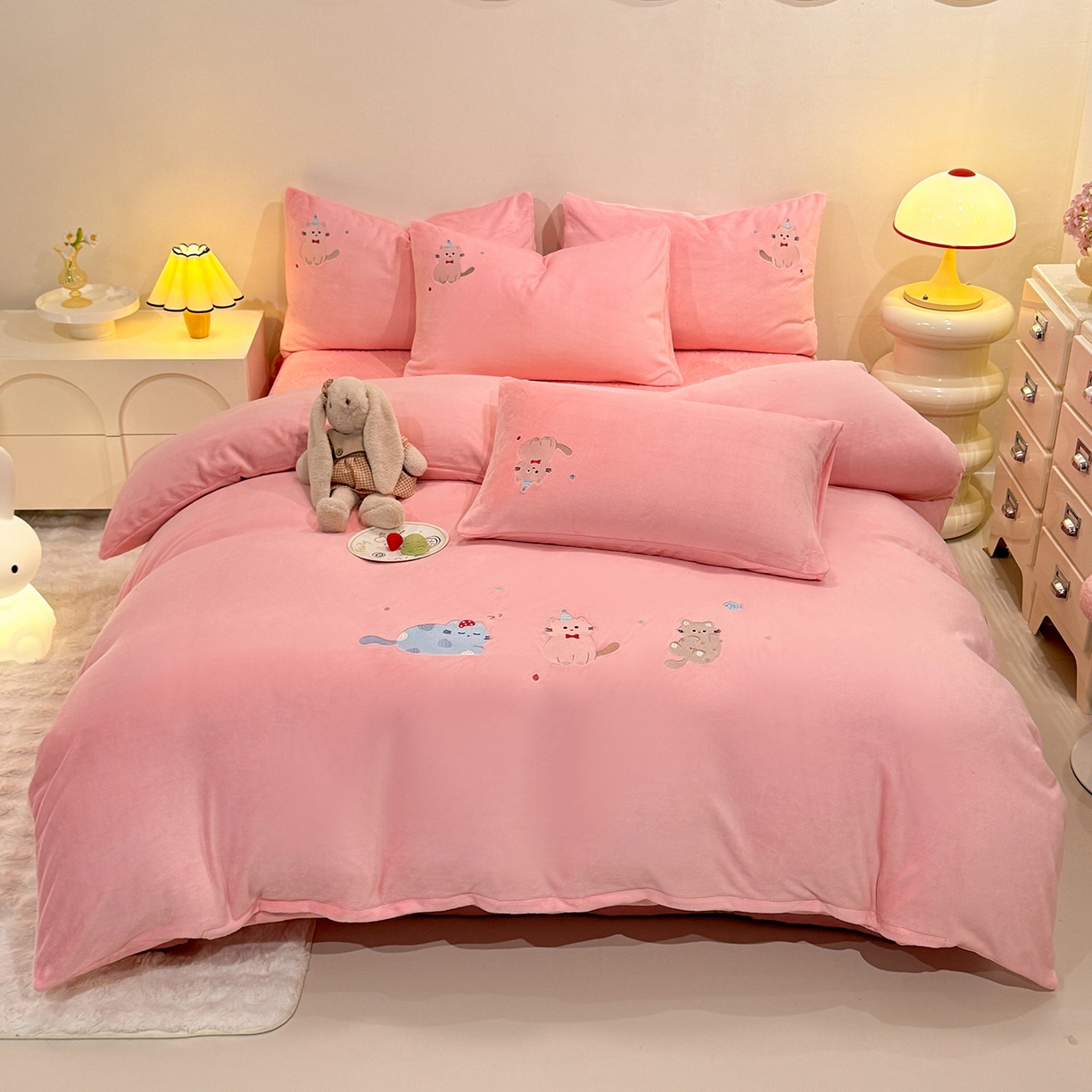 91家纺网 家纺一手货源 找家纺 新方向 2025新款全消光A类刺绣牛奶绒四件套-可爱猫 可爱猫-桃玉