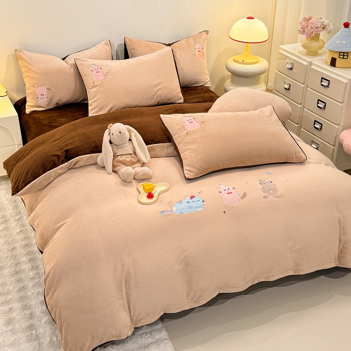 91家纺网 家纺一手货源 找家纺 新方向 2025新款全消光A类刺绣牛奶绒四件套-可爱猫 可爱猫-香槟咖