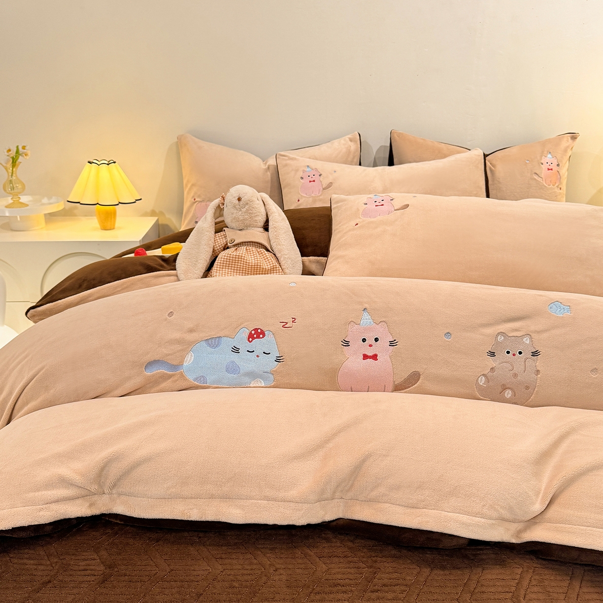 91家纺网 家纺一手货源 找家纺 新方向 2025新款全消光A类刺绣牛奶绒四件套-可爱猫 可爱猫-香槟咖