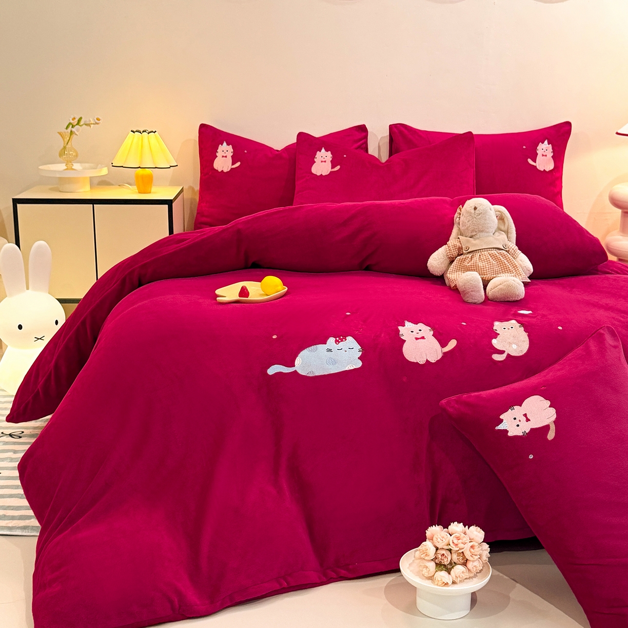 91家纺网 家纺一手货源 找家纺 新方向 2025新款全消光A类刺绣牛奶绒四件套-可爱猫 可爱猫-洋酒红