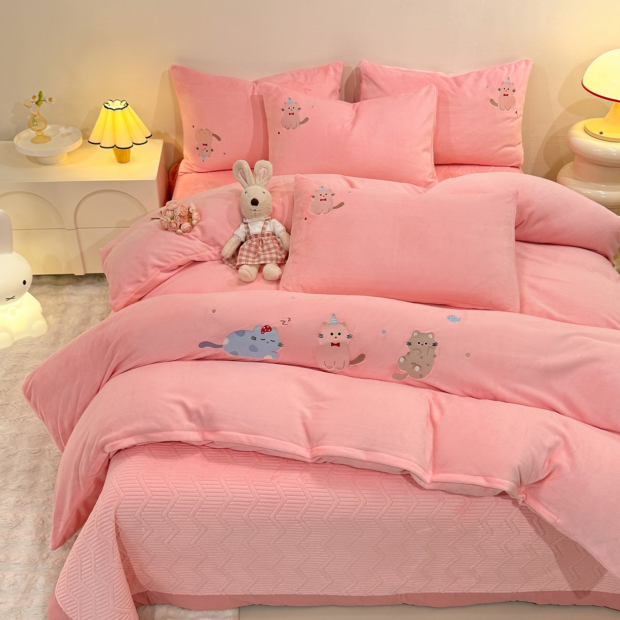 91家纺网 家纺一手货源 找家纺 新方向 2025新款全消光A类刺绣牛奶绒四件套-可爱猫 可爱猫-桃玉