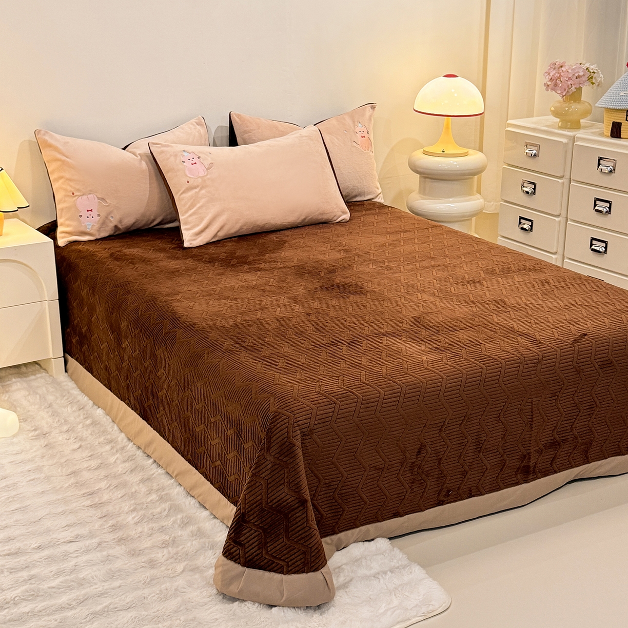 91家纺网 家纺一手货源 找家纺 新方向 2025新款全消光A类刺绣牛奶绒四件套-可爱猫 可爱猫-香槟咖