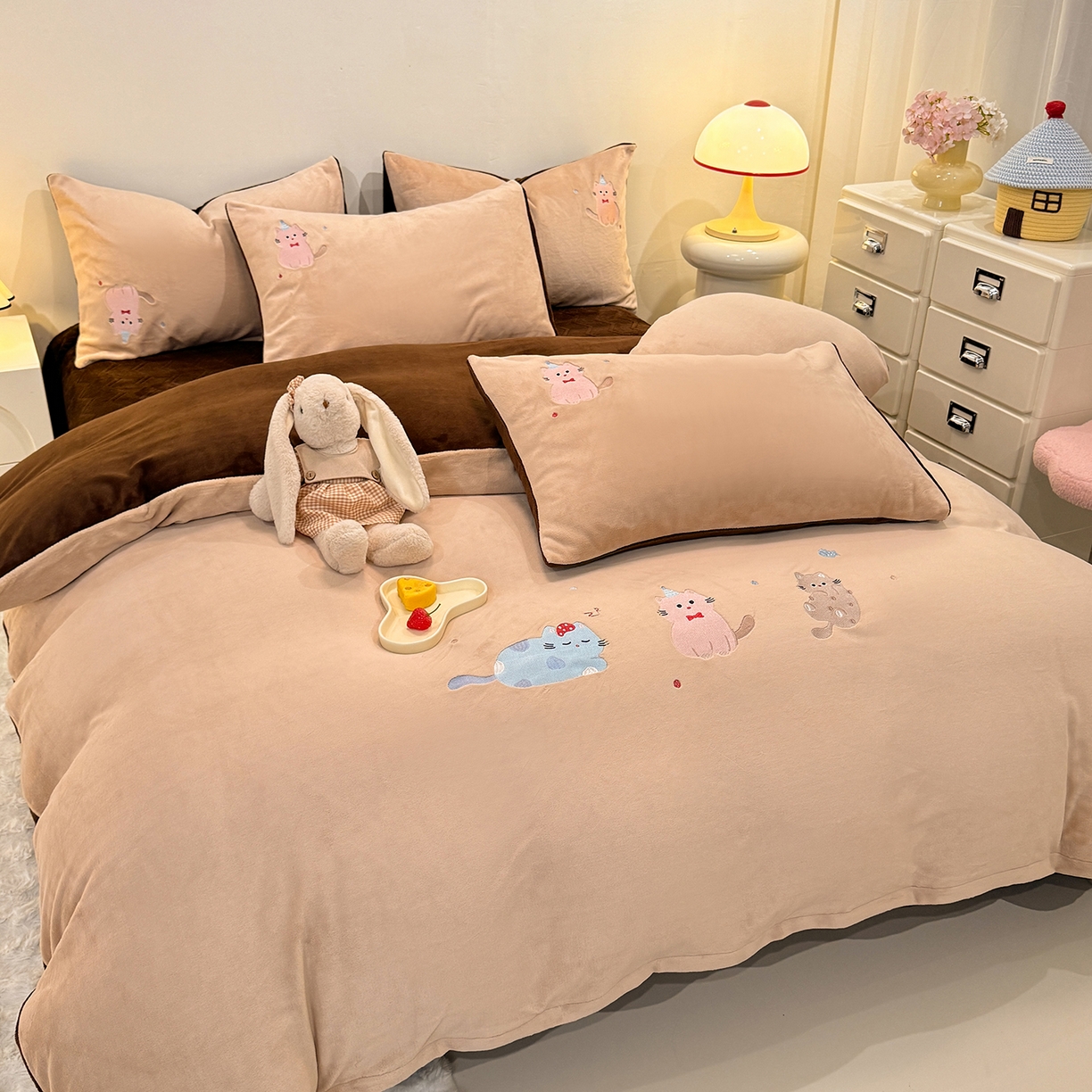 91家纺网 家纺一手货源 找家纺 新方向 2025新款全消光A类刺绣牛奶绒四件套-可爱猫 可爱猫-香槟咖