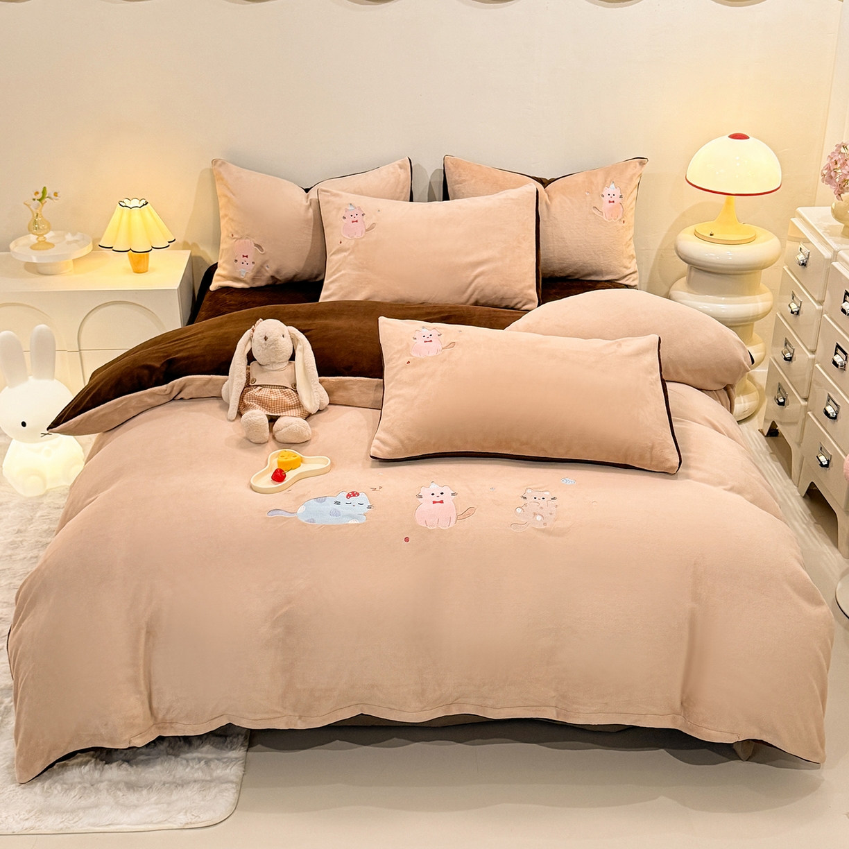 91家纺网 家纺一手货源 找家纺 新方向 2025新款全消光A类刺绣牛奶绒四件套-可爱猫 可爱猫-香槟咖