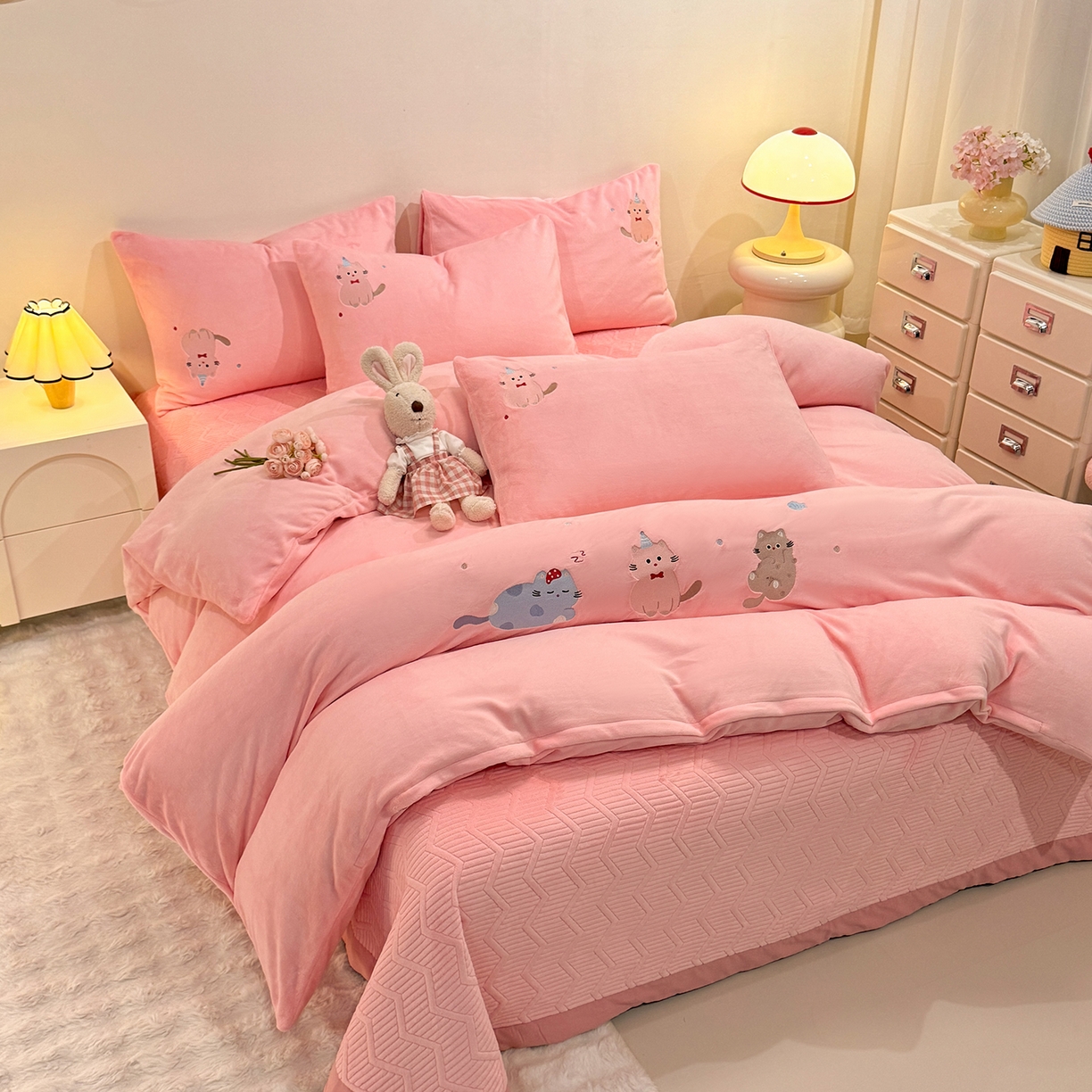 91家纺网 家纺一手货源 找家纺 新方向 2025新款全消光A类刺绣牛奶绒四件套-可爱猫 可爱猫-桃玉