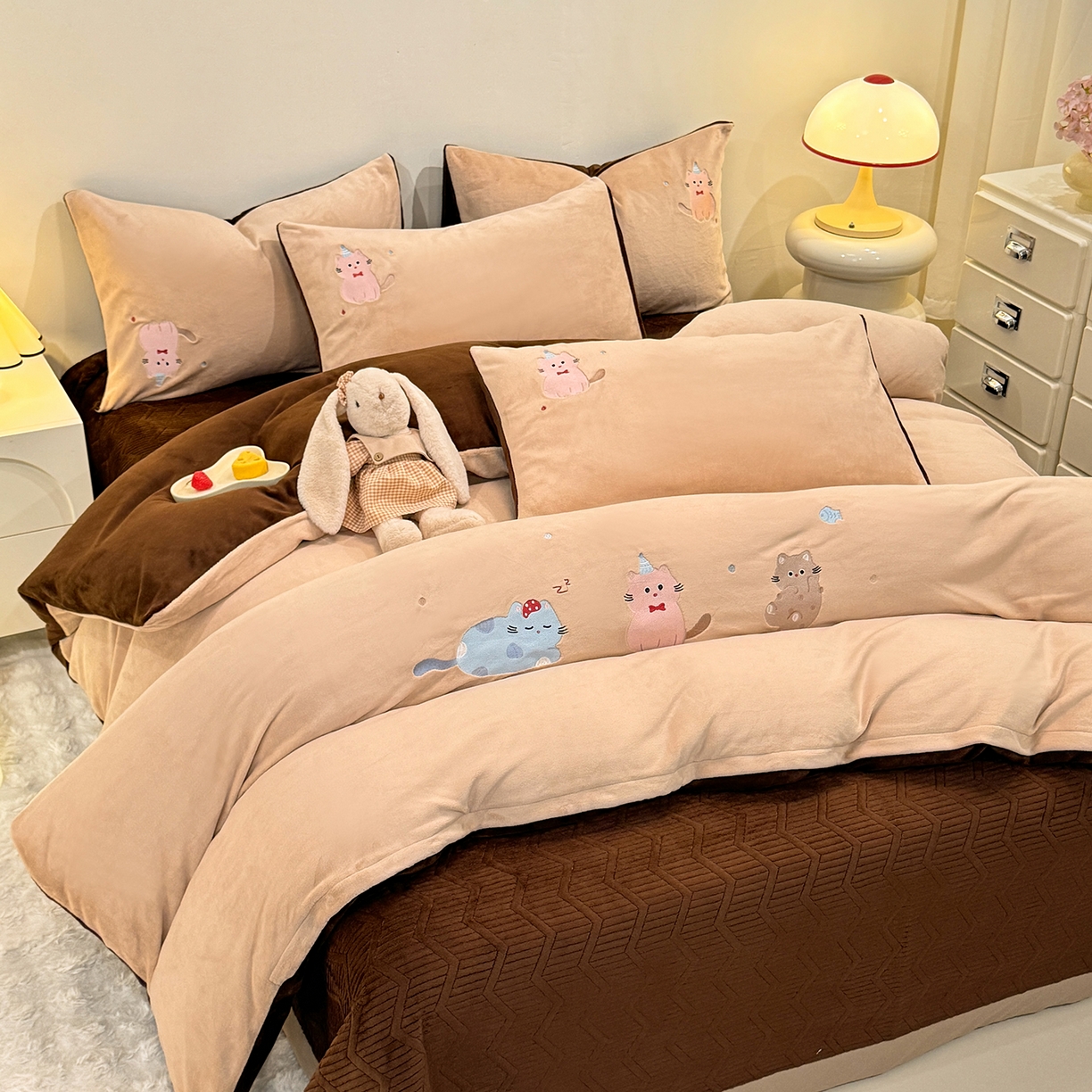 91家纺网 家纺一手货源 找家纺 新方向 2025新款全消光A类刺绣牛奶绒四件套-可爱猫 可爱猫-香槟咖