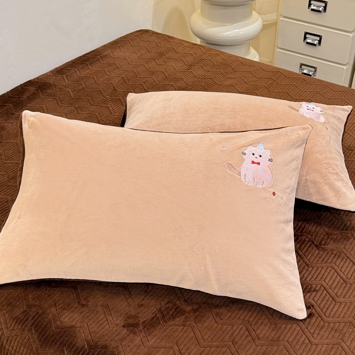 91家纺网 家纺一手货源 找家纺 新方向 2025新款全消光A类刺绣牛奶绒四件套-可爱猫 可爱猫-香槟咖